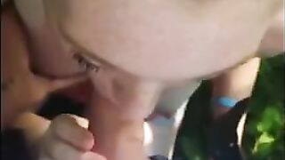 Минетчица с веснушками сосет на природе мужику, лапающему ее сиськи