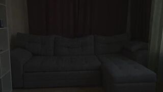 Россиянка в корсете мастурбирует на диване пальцами и самотыком
