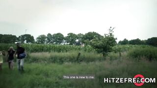 Случайная немецкая пара снимается в порно, трахаясь под деревом