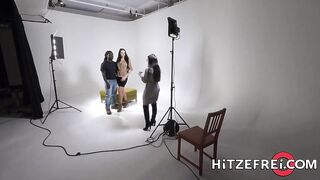 Нигер с дредами тарабанит модель эротики в фотостудии