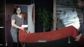 Пышнотелая актриса порно репетирует сцену ебли на диване с грузчиком
