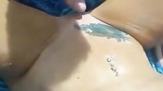 Муж снимает, как друг пялит на пляже грудастую сексвайф