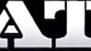 Парень модель соблазнен на анальный трах в студии жопастой милфой фотографом