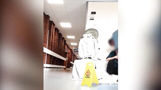 Медсестра тайком ебется с хахалем до вагинального кремпая в коридоре больницы