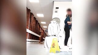 Медсестра тайком ебется с хахалем до вагинального кремпая в коридоре больницы