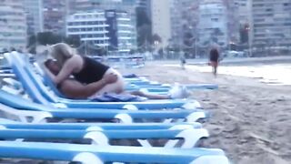 Подглядывание за еблей на шезлонге бесстыжих туристов на общественном пляже