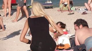 Подглядывание за блондинкой с красивой попкой и киской на нудистском пляже