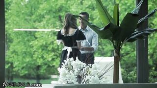 Босс трахнул в жопу служанку в сексуальной униформе