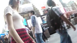 Подглядывание под юбку девушке в красных трусиках на улице Нью-Йорка