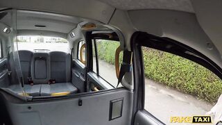 Таксист долбит глотки пассажирок, трахнувшихся со страпоном на заднем сидении