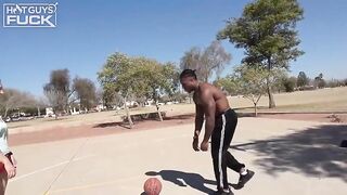 Черный баскетболист тарабанит короткостриженую белоснежку в миссионерской позе