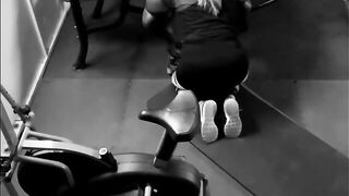 Качок дрючит чужую жену толстушку в спортзале на скрытку