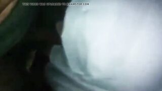Мусульманка в хиджабе сосет болт, перебирая яйца пальцами