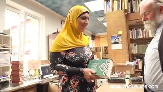 Старый библиотекарь дрючит в рот и пизду арабку в хиджабе