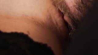 Скачки итальянской милфы на хуе в презервативе после щекотки письки бородой