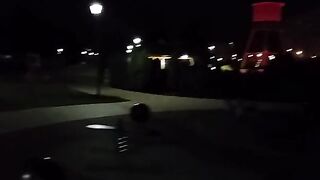 Русская милфа снимает на улице незнакомца, засвечивая ночью пизду без трусиков