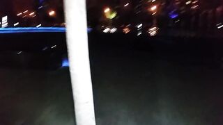 Русская милфа снимает на улице незнакомца, засвечивая ночью пизду без трусиков