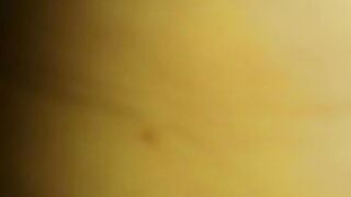 Сын тягает на кровати мамку, ковыряя в жопе пальцем