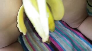 Сын пьет из очка мамаши банановый молочный коктейль
