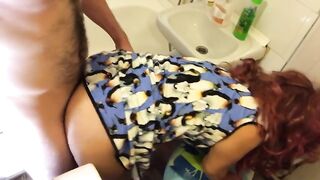 Заботливая мать вымыла член сына перед инцестом в ванной