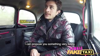 Гламурная таксистка сосёт член пассажира итальянца в обмен на куни в машине