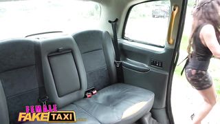 Седой таксист отлизал пизду сиськастой попутчицы и трахнул её до оргазма в машине