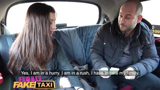 Таксистка согласилась на еблю с пикапером за бабки в машине