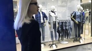 Губошлепка в очках сосет крепкий ствол в примерочной бутика в Москве