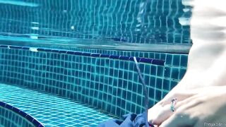 Россиянка дрочит член под водой в бассейне турецкого отеля