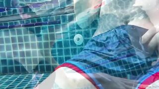 Россиянка дрочит член под водой в бассейне турецкого отеля