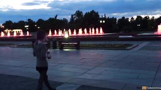 Россиянка глубоко сосет хуй на улице, пытаясь поцеловать лобок
