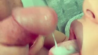Сперма на язык красивой минетчице с пухлыми губами в макросъемке
