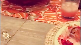 Красотка сосет из-под стола огромный хуй, смоченный в вине