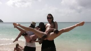 Бесстыжие девственницы лижут пезды в оргии на общественном пляже