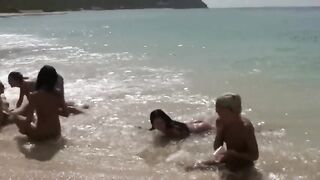Бесстыжие девственницы лижут пезды в оргии на общественном пляже