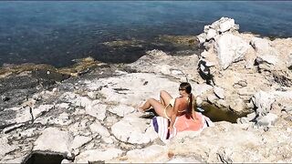Чешская туристка мастурбирует и сосет член незнакомцу на море в Черногории