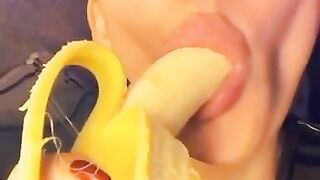 Казашка имитирует минет на банане с чавкающими звуками для ACMP