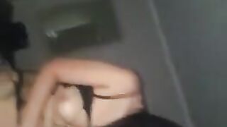 Русскоязычная россиянка комментирует еблю раком в очко с гандоном