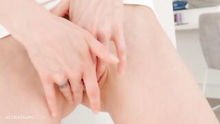 Облизанный палец украинки Нэнси Эй в киске до оргазма