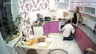 Зрелая сексвайф ебется раком с хахалем на кухне, отсасывая хуй супруга