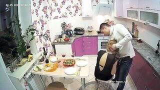 Зрелая сексвайф ебется раком с хахалем на кухне, отсасывая хуй супруга