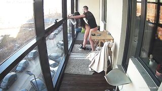 Пацан стянул шорты и выебал раком россиянку на перекуре на балконе