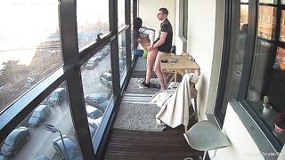Пацан стянул шорты и выебал раком россиянку на перекуре на балконе