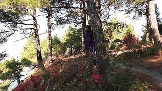 Русская туристка нимфоманка откупилась от маньяка минетом и еблей в лесу