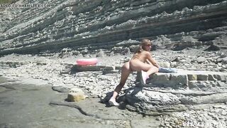 Голая россиянка в кроссовках мастурбирует на пляже пальцами и дилдо