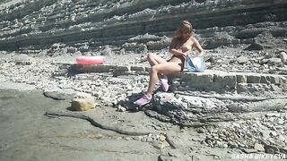 Голая россиянка в кроссовках мастурбирует на пляже пальцами и дилдо