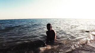 Россиянин чпокает раком сексуальную подругу на скалистом берегу моря