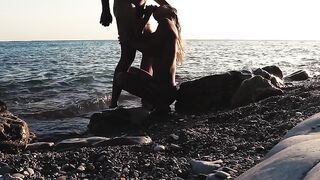 Россиянин чпокает раком сексуальную подругу на скалистом берегу моря