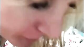 Блонда полощет горло добытой спермой в стакане после минета