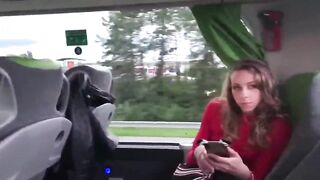 Незнакомка отсосала онанисту в автобусе, мастурбируя на камеру